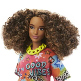 Barbie Fashionistas lelle ar Good vibes t-krekla kleitu HPF77